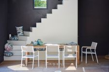 Der Terrassentisch STAGE von Jan Kurtz lässt sich problemlos mit verschiedenen Stühlen kombinieren - im Ergebnis entstehen einladende Sitzgruppen großer Terrassentisch STAGE von Jan Kurtz