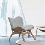 Lounge Sessel aus Holz in Eiche mit Bezug Sterling - A CONVERSATION PIECE LOW von UMAGE