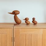 Die dekorative Entenfamilie DUCK und DUCKLING entsteht nach dem Entwurf von Hans Bölling für das dänische Designlabel architectmade DUCK und DUCKLING von architectmade - Holzfiguren Enten aus Teak von Hans Bölling