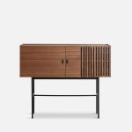 120 cm breites Sideboard ARRAY von WOUD im modernen Materialmix aus Walnussholz und schwarzem Metall Sideboard aus Holz in Walnuss mit Metallgestell (120 cm breit) - ARRAY von WOUD