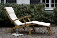 Liegestuhl aus Holz mit Auflage - STEAMER DECK CHAIR von Skagerak