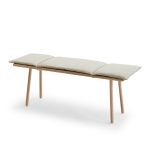 Die Designer Holzbank GEORG BENCH von Skagerak aus natürlichem Eichenholz mit hellem Leinenbezug verbreitet skandinavischen Flair im Wohnraum Designer Holzbank aus Eiche natur mit Leinen - GEORG BENCH von Skagerak