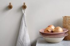 Der kleine Wandhaken WOODEN WALL HOOK von MOEBE bietet Geschirrhandtücher und Lappen in der Küche eine stilvolle Aufhängung kleine Wandhaken - Wooden Wall Hook von Moebe
