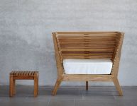 Der kleine Beistelltisch NICE ist die ideale Ergänzung für die Sitzecke im Gatren - hier mit Sessel WILLIAM von Jan Kurtz Beistelltisch NICE mit Sessel WILLIAM von Jan Kurtz