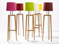 Dreibein Stehleuchten aus Holz mit farbigem Lampenschirm - GRACE von Sixay