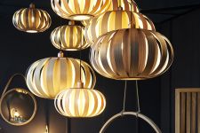 Runde Design-Hängelampe URCHIN PENDANT aus Holzfurnier von Tom Raffield Runde Design-Hängelampe aus Holzfurnier - URCHIN PENDANT von Tom Raffield