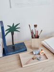 Die schlichte Holzschale NOMAD TRAY SMALL von Skagerak ist vielseitig einsetzbar, u. a. als dekoratives Büroaccessoire auf dem Schreibtisch Skagerak - NOMAD TRAY SMALL Holzschale als Ablage