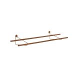 Das Zusammenspiel von geöltem Eichenholz und Messing verleiht dem hängenden Schuhregal SHOE RACK von We Do Wood eine warme Ausstrahlung Schuhregal hängend aus Eiche geölt und Messing - SHOE RACK von We Do Wood