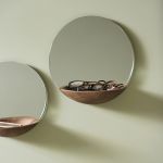 Den runden Wandspiegel POCKET MIRROR von WOUD komplettiert eine praktische Ablage für persönliche Gegenstände WOUD - POCKET MIRROR Kleiner Wandspiegel mit Ablage aus Holz