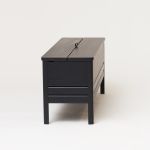 Seitenansicht Truhenbank aus Holz A LINE STORAGE BENCH 111 von FORM & REFINE