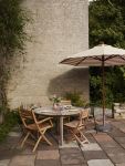 Der Gartentisch DRACHMANN von Skagerak wird zum Mittelpunkt einladender Sitzgruppen und bietet bis zu 4 Personen bequem Platz Skagerak - DRACHMANN TABLE Teakholz Gartentisch rund für 4 Personen