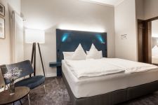 Designer Stehleuchte in Eiche geräuchert - LUCA STAND HIGH von maigrau