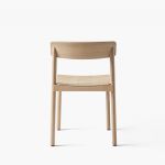 An den Stuhlbeinen des Holzstuhls BETTY TK2 sind Filzgleiter angebracht, welche den Boden vor Gebrauchsspuren und möglichen Kratzern schützen.  &tradition BETTY TK2 - stapelbarer Holzstuhl aus Eiche