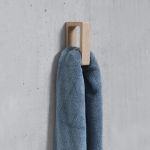 Handtuchhalter TOWEL GRIP für die Wand von Andersen Furniture in Eiche, weißpigmentiert lackiert TOWEL GRIP von Andersen Furniture - Handtuchhalter für die Wand