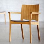 Armlehnstuhl KELLEY aus geöltem Eichenholz von Designer Jan Kutz KELLEY Armlehnstuhl aus Holz im Design von Jan Kutz