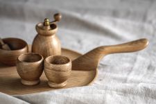 Gewürzmühle und Eierbecher von Kay Bojesen aus der MENAGERI Serie Gewürzmühle und Eierbecher von Kay Bojesen aus der MENAGERI Serie