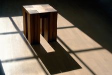 Der Massivholzhocker TAURUS von vitamin design in Nussbaum geölt Hocker aus Holz Holzhocker massiv TAURUS B11 von vitamin design