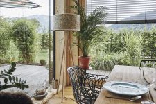 Elegante Stativ Stehlampe LIGNO mit Furnier aus Almheu für moderne Ess und Wohnzimmer Stativ Stehlampe mit Furnier aus Almheu für Esszimmer LIGNO von LeuchtNatur