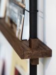 Clever durchdachte Details sorgen für die notwendige Funktionalität: Eine kleine Kante an der Vorderseite der Regalböden verhindert, dass Magazine und Bücher herunterfallen MOEBE - MAGAZINE SHELVING Zeitschriftenregal für die Wand in Eiche geräuchert Black