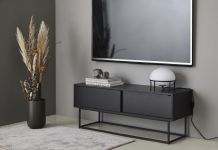 WOUD - VIRKA LOW TV Sideboard aus Holz, schwarz lackiert im dänischen Design