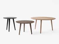 Der IN BETWEEN SK14 in Eiche geräuchert, zusammen mit dem SK13 in schwarz lackiert und dem SK15 in Eiche natur geölt runder Beistelltisch IN BETWEEN SK14 von &tradition