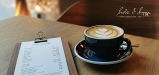 Vorderseite des Holz & Hygge Geschenkgutscheins mit Kaffeemotiv Gutschein für Holz & Hygge Front Kaffeemotiv