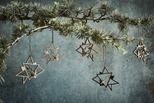Dekorative Sterne TWINKLE Mini als Weihnachtsbaumschmuck aus Holz und Messing von The Oak Men Weihnachtsbaumschmuck Sterne aus Holz und Messing als Anhänger - TWINKLE Mini von The Oak Men