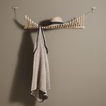 Die Wandgarderobe KNAEGT von WOUD überzeugt im dänischen Design funktional und optisch auf ganzer Linie KNAEGT COAT RACK von WOUD - Wandgarderobe aus Holz mit Ablage