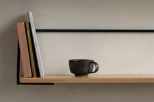 Klare Linien, ausgewählte Materialien und eine hochwertige Verarbeitung kennzeichnen das Wandregal RAIL SHELF von Audo Copenhagen im modernen Industrial Look Designer Wandregal aus Holz und Metall - RAIL SHELF von MENU