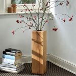 Hohe Bodenvase COLUMN aus Holz in Eiche mit natürlich schöner Maserung in der Größe 70x17x17cm von uccellino COLUMN von uccellino - moderne Bodenvase aus Holz in Eiche