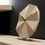 Klare Linien, geometrische Details und der Materialmix aus Holz und Metall kennzeichnen den modernen Look der Designer Tischuhr DELTA CLOCK von LAWA DESIGN Designer Tischuhr aus Holz - DELTA CLOCK von LAWA DESIGN