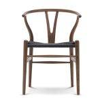 Vorderansicht des Design Esstischstuhls CH24 Wishbone Chair von Carl Hansen & Søn in Walnuss geölt mit Sitz aus schwarzen Papierkordeln Design Esstischstuhl in walnuss schwarz CH24 Wishbone Chair von Carl Hansen and Son