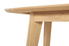 Die Sitzfläche ist am Rand leicht angefast, was sie optische Leichtigkeit der Gartenbank LUNA von Traditional Teak unterstreicht Detail der Gartenbank aus Holz ohne Lehne - LUNA BENCH von Traditional Teak