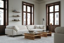 Modernes Wohnzimmer-Setting mit dem Couchtisch PARALLEL COFFEE TABLE von WOUD im Materialmix aus Holz und Glas Couchtisch aus Holz und Glas - Der Parallel Coffee Table von Woud