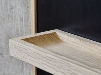 Detail der Ablage der Design Magnettafel aus Holz - NOTICE BOARD von The Oak Men