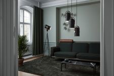 justierbare Pendelleuchte aus Aluminium mit Holz und Messing - CARRONADE PENDANT MEDIUM von Le Klint