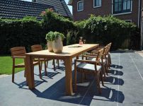 In Kombination des Teak Stuhls CARLOS mit Armlehne und dem Garten Esstisch NORR von Traditional Teak entsteht eine einladende Sitzgruppe für 6 Personen Traditional Teak - Sitzgruppe mit Teak Stuhl mit Armlehne CARLOS