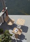 Skagerak - LILIUM LOUNGE TABLE Tisch und Stuhl für den Garten aus Edelstahl und Teak 60x60