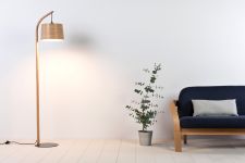 Moderne Designer-Stehlampe mit gebogenem Ständer aus Holz - MULLION Stehleuchte von Tom Raffield Designer-Stehlampe mit gebogenem Ständer aus Holz - MULLION Stehleuchte von Tom Raffield