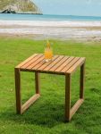 Dank seiner kompakten Maße und seines geringen Gewichts, lässt sich der Teak Beistelltisch MAXIMA SIDE TABLE von Traditional Teak mühelos von einem Ort zum anderen tragenn Quadratischer Teak Beistelltisch für Outdoor MAXIMA SIDE TABLE von Traditional Teak