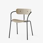 Der zeitlose Design Armlehnstuhl PAVILION AV2 von &tradition in Eiche natur lackiert Design Armlehnstuhl in Eiche natur lackiert PAVILION AV2 von &tradition