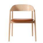 Gepolsterter Designer Esszimmerstuhl AC2 von Andersen Furniture in Buche, weißpigmentiert matt lackiert mit cognacfarbenem Lederbezug  Designer Armlehnstuhl in Buche Cognac - AC2 Chair von Andersen Furniture