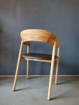 Insan - JANU DINING CHAIR gepolsterter Armlehnstuhl aus Holz in Eiche