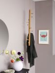 Mittels eines Lederbandes wird die Garderobe COPENHANGER von We Do Wood an der Decke befestigt ausgefallene Garderobe in Eiche geölt- COPENHANGER von We Do Wood