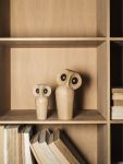 Neben Büchern und Ordnern bilden die Eulen OWL aus Holz von architectmade ein dekoratives Highlight im offenen Regal architectmade - OWL Eulen aus Holz von Paul Anker