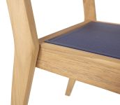 Detailansicht des des stapelbaren Gartenstuhls LUNA von Traditional Teak aus Teakholz und hochwertigem Textilene-Stoff Detail Gartenstuhl stapelbar aus Teakholz und Textilene - LUNA von Traditional Teak