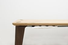 Detailansicht der Holzbank RANK BENCH mit versteckter Ablage  Sitzbank RANK BENCH