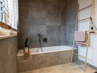 Hochwertiges BADEBRETT von Raumgestalt als stilvolle Ablage im Badezimmer - Foto: Franziska Grund praktische Badewannenablage aus Holz BADEBRETT von Raumgestalt