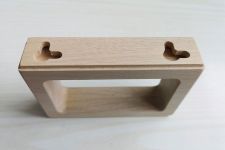 Der Handtuchhalter TOWEL GRIP von Andersen Furniture lässt sich einfach an der Wand befästigen Handtuchhalter aus Holz - TOWEL GRIP von Andersen Furniture