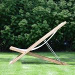 Seitenansicht der Gartenliege NIZZA mit einem Gestell aus Teakholz und Stellbügeln aus Metall Jan Kurtz NIZZA - Seitenansicht der Holz Gartenliege mit Stellbügel aus Metall und weißem Bezug